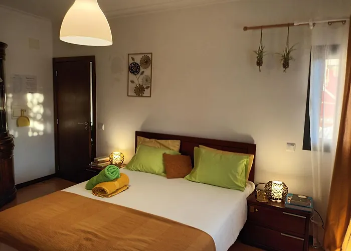 Casa Da Risca Amarela * ليريا